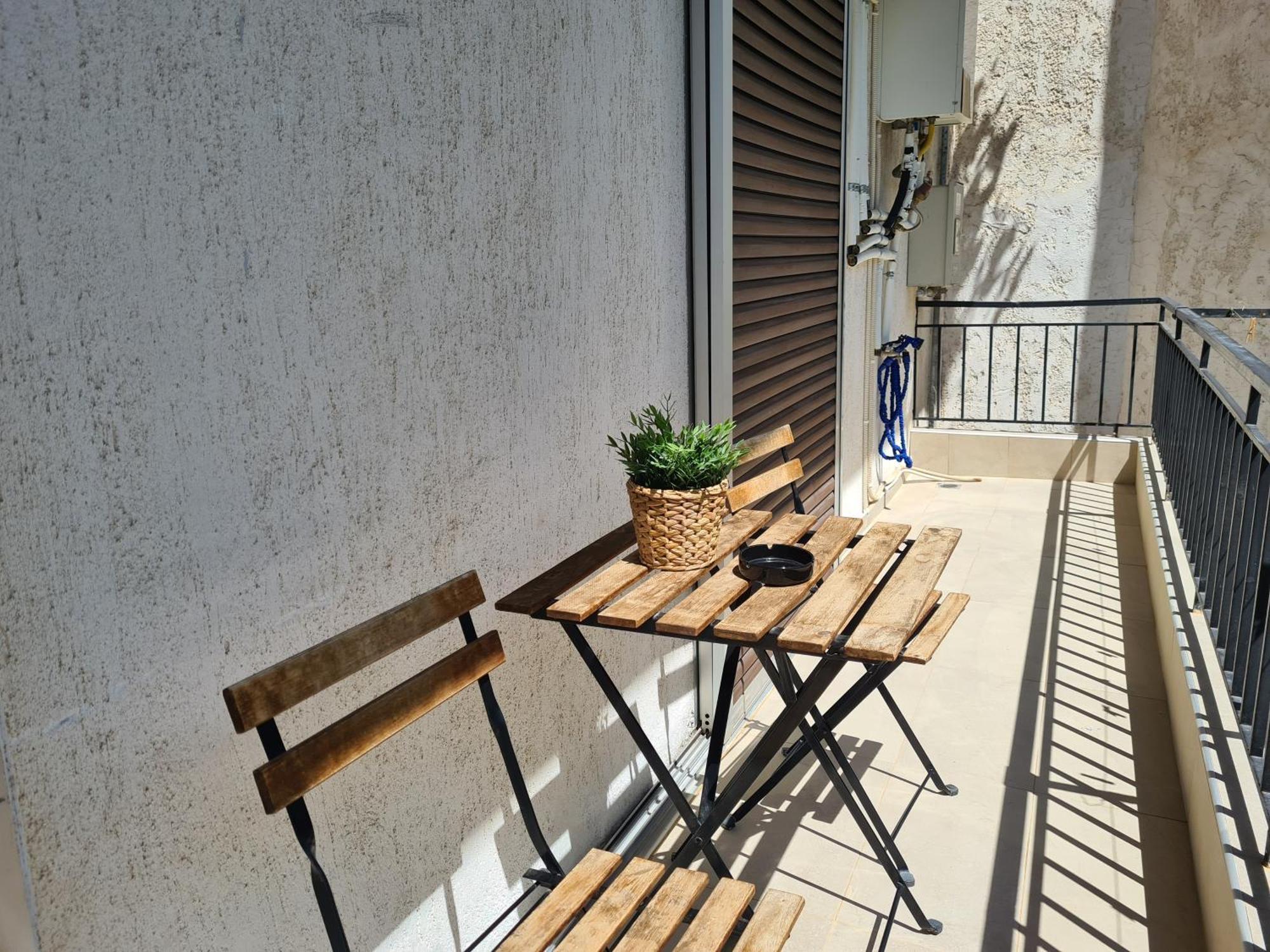 Apartment In The Heart Of The City 3 Larissa Luaran gambar